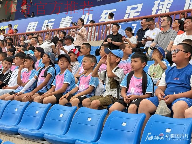 央视:追梦世界杯·喀什孩子的“足球梦” 央视:追梦世界杯·喀什孩子的“足球梦”